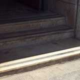 L'ingresso con gli scalini della stazione Brigata Bari
